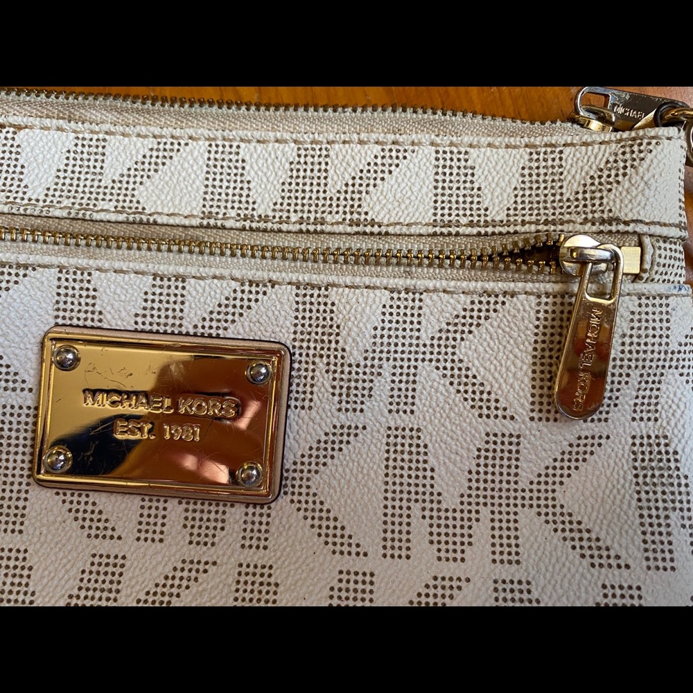 Medium sized White Michael Kors wristlet. - Picture 2 of 6